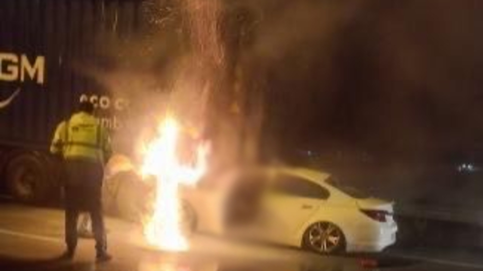 TIR'a çarpan otomobilin sürücüsü yanarak can verdi