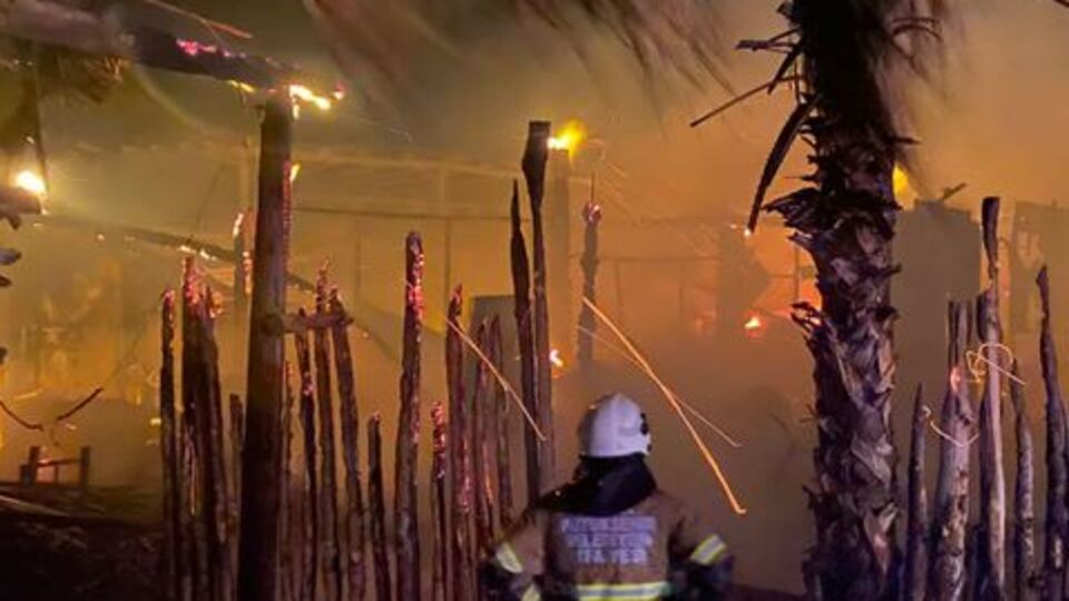 Çeşme'de yıldırım düşen iş yeri alev alev yandı