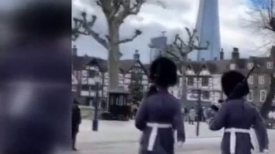 İngiltere Kraliyet Muhafızı önüne çıkan çocuğu yere düşürdü