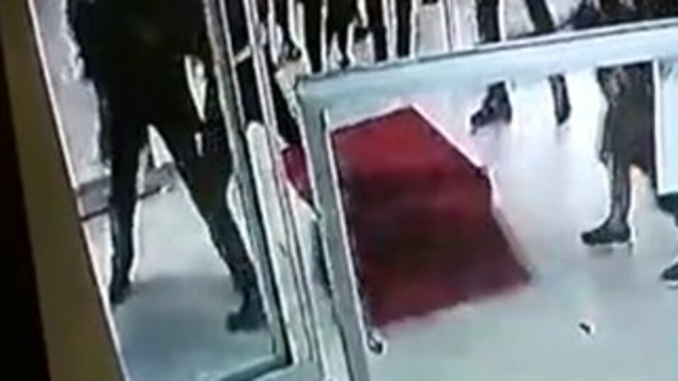 Avcılar'da hasta yakını dehşet saçtı!