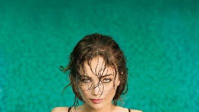 Damla Sönmez kimdir?