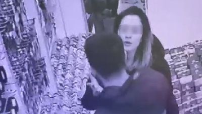 Polis ikisini de arıyor! Öpücüklü hırsızlık!