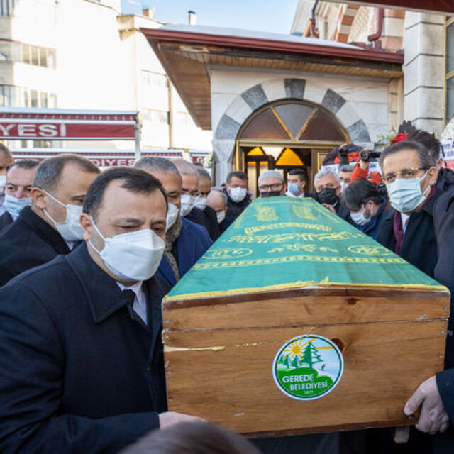 Eski HSK Başkanvekili Yılmaz'dan anneye son görev