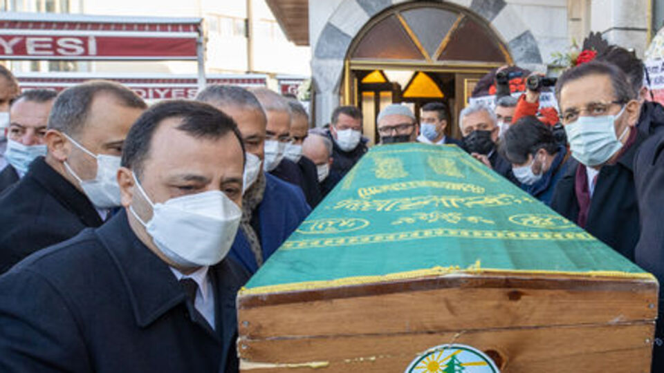 Eski HSK Başkanvekili Yılmaz'dan anneye son görev