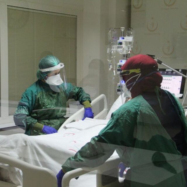 Pandeminin neferleri 2021'in son gününde de görev başındaydı