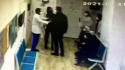 Aşı sırasını beklemek istemeyince doktora saldırdı