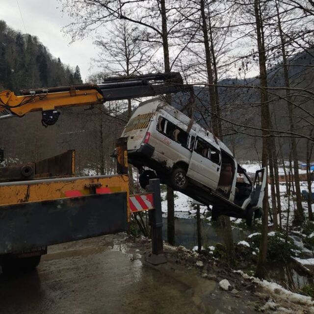 Minibüs dereye uçtu!
