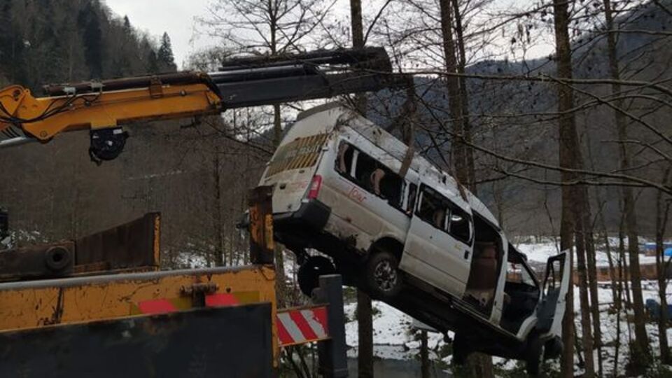 Minibüs dereye uçtu!