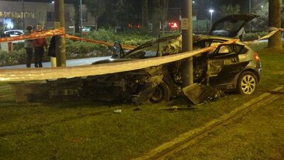 İzmir'de otomobil tramvay hattına daldı: 4 yaralı