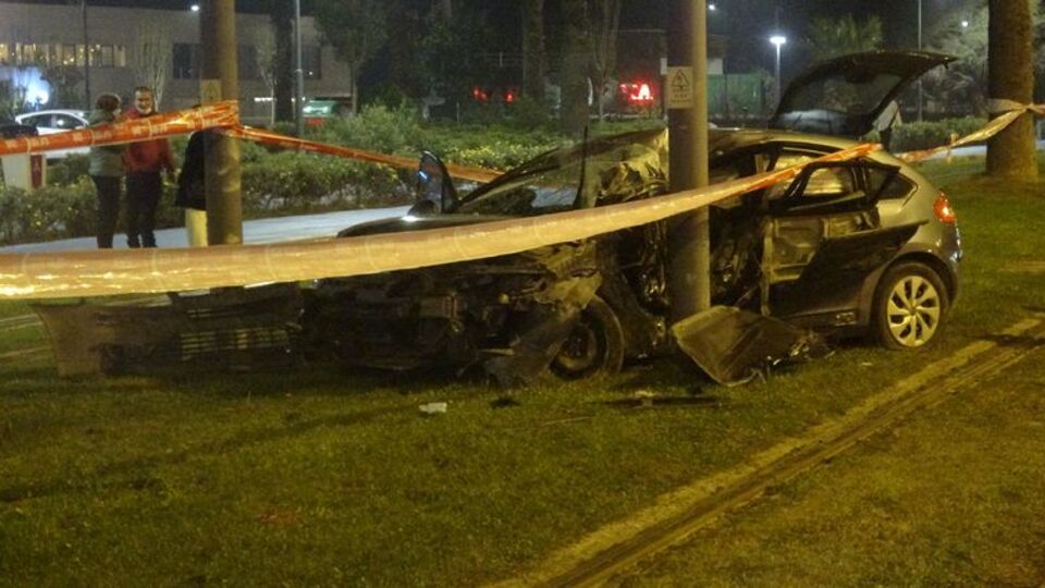 İzmir'de otomobil tramvay hattına daldı: 4 yaralı