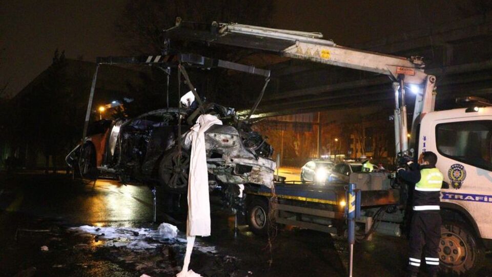 Direğe çarpan otomobil alev aldı: 1 ölü, 1 yaralı