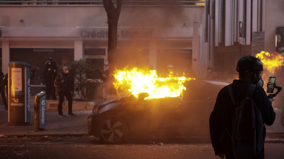 Fransa'da yüzlerce araç ateşe verildi!