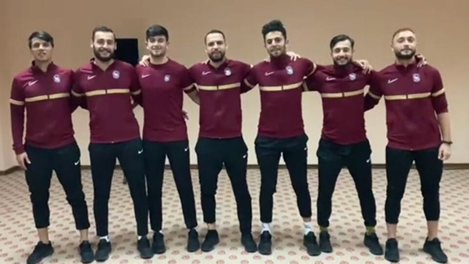 Geciken ödemelere şarkılı sitem!