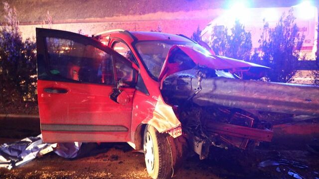 Feci kaza! Bariyerlere ok gibi saplandı: 1 ölü, 1 yaralı