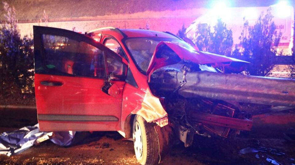 Feci kaza! Bariyerlere ok gibi saplandı: 1 ölü, 1 yaralı