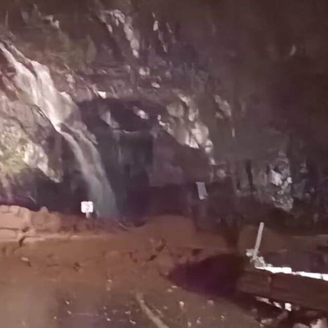 Artvin'de heyelan karayolunu ulaşıma kapattı