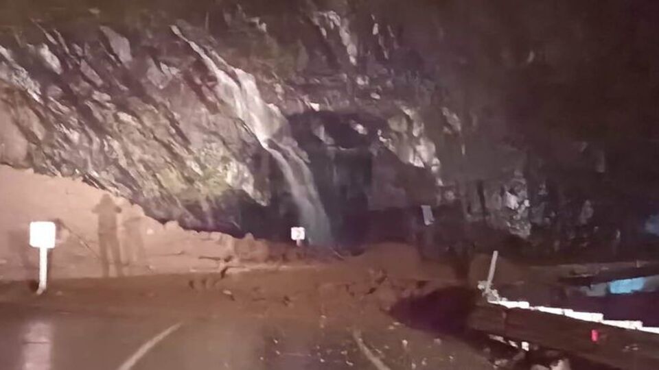 Artvin'de heyelan karayolunu ulaşıma kapattı