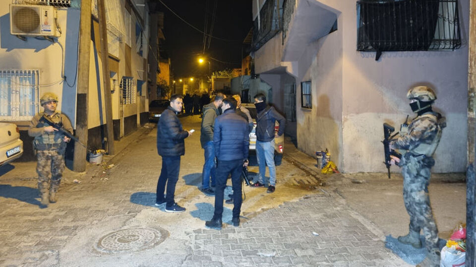 Silahlı kavgaya müdahale eden polis vuruldu