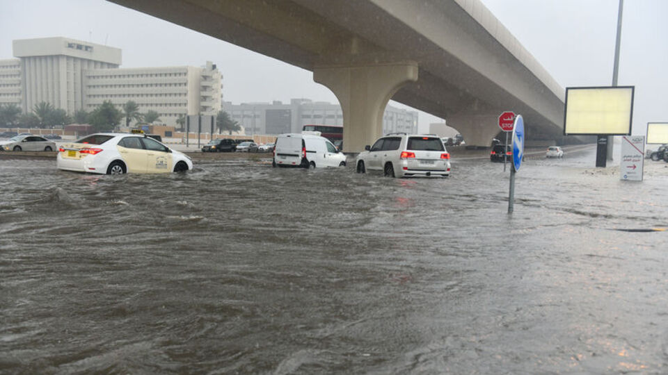 Kuveyt'te şiddetli yağışlar sele neden oldu