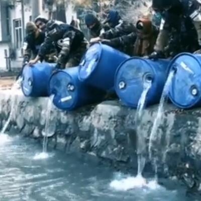 Afganistan'da 3 bin litre alkol kanala döküldü