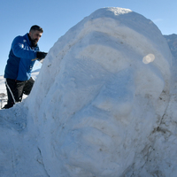 'Karı Yorgan edenler'in heykelleri