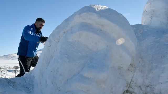 'Karı Yorgan edenler'in heykelleri