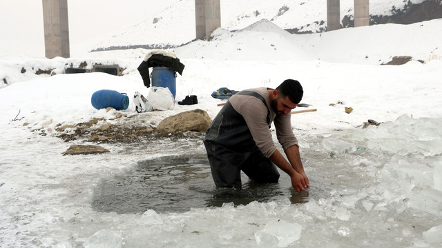 Eskimo usulünü uyguluyor, böyle geçiniyorlar!