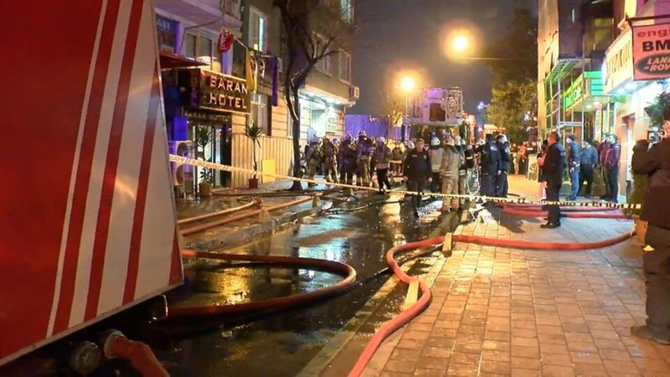Fatih'te otelde yangın paniği