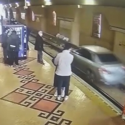 Yolu karıştırdı! Raylarda mahsur kaldı