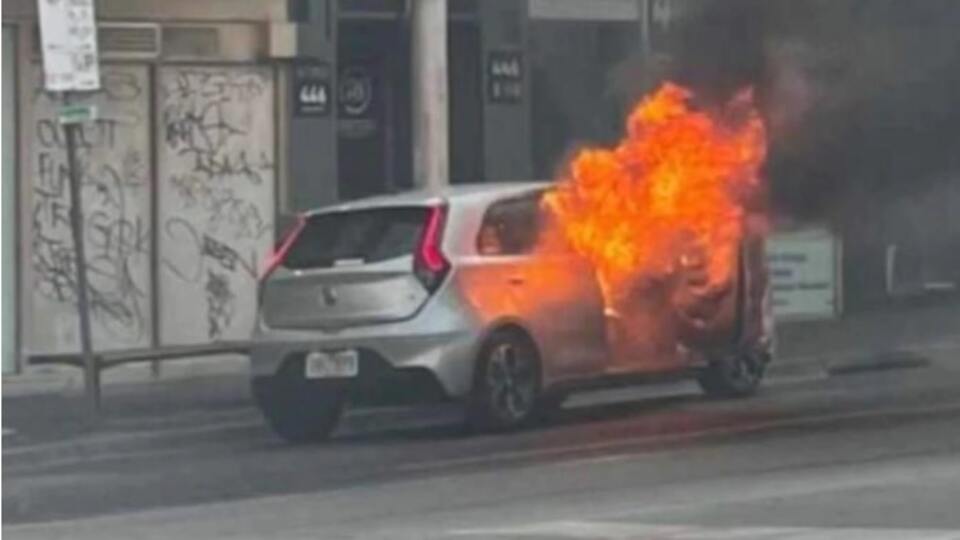 Aşı zorunluluğuna tepki için kendini yaktı!