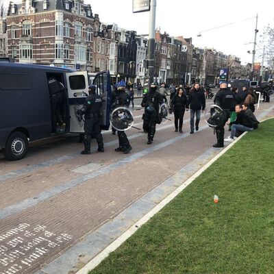 Hollanda'da protestoculara 'köpekli' müdahale!