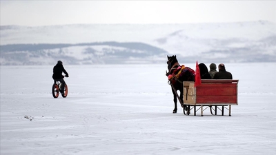 Buz tabakası kar yağışıyla beyaza büründü