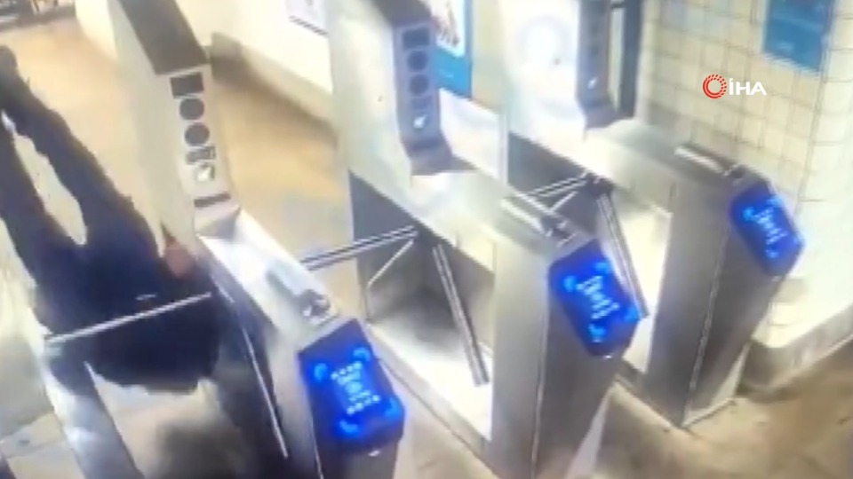 ABD'de metro turnikesinden atlayan kişi hayatını kaybetti!