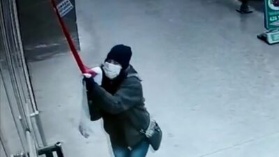 Türk bayrağını indirmek isteyen kadına gözaltı