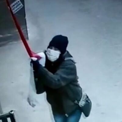 Türk bayrağını indirmek isteyen kadına gözaltı