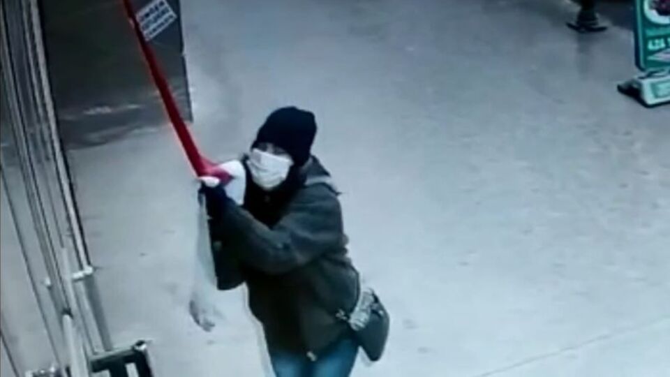 Türk bayrağını indirmek isteyen kadına gözaltı