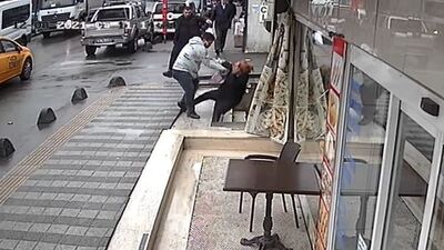 Tekme tokat dövdü! Merdivenden düştü! Dehşet kamerada!