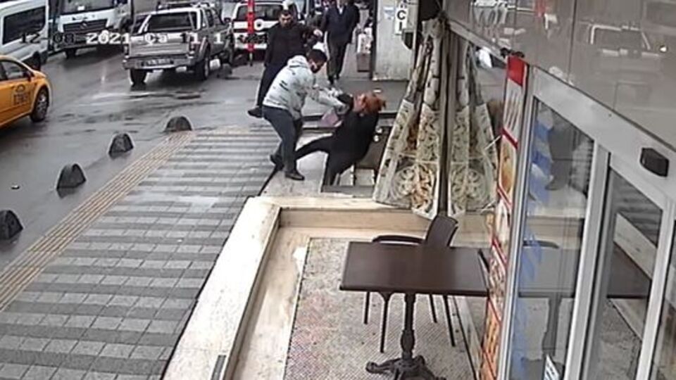 Tekme tokat dövdü! Merdivenden düştü! Dehşet kamerada!