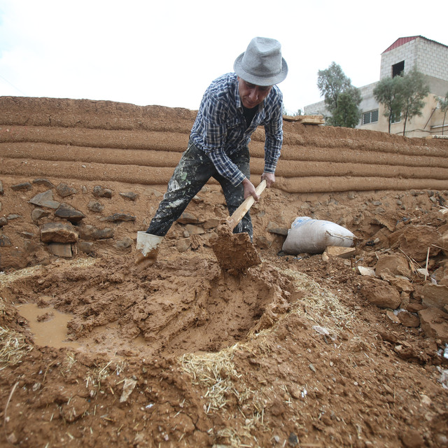 Çamur, saman, kül ve keçi kılı kullandı... İşte son hali
