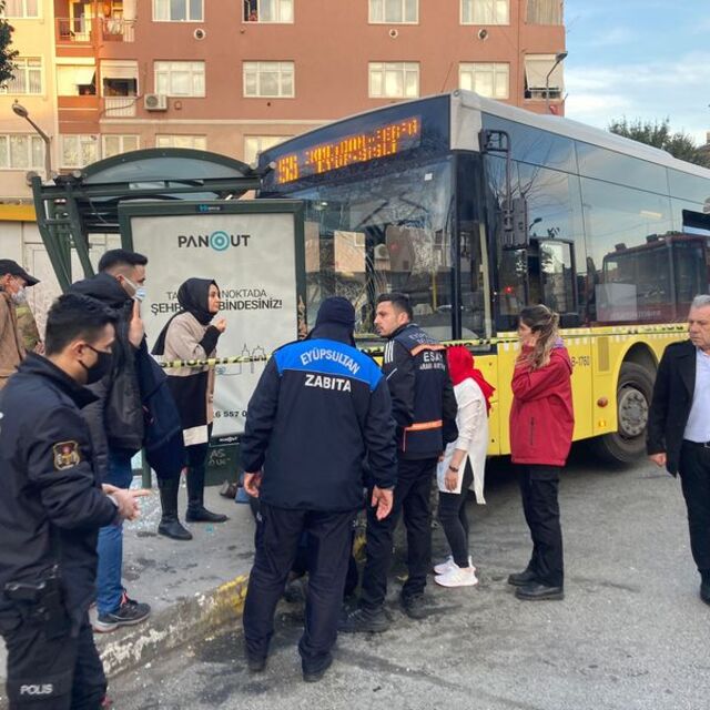 Eyüpsultan'da İETT otobüsü durağa çarptı! Yaralılar var