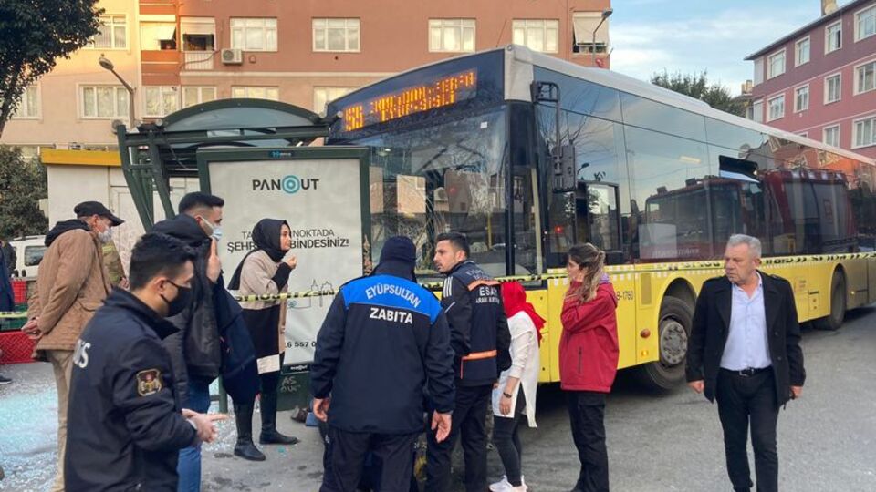 Eyüpsultan'da İETT otobüsü durağa çarptı! Yaralılar var
