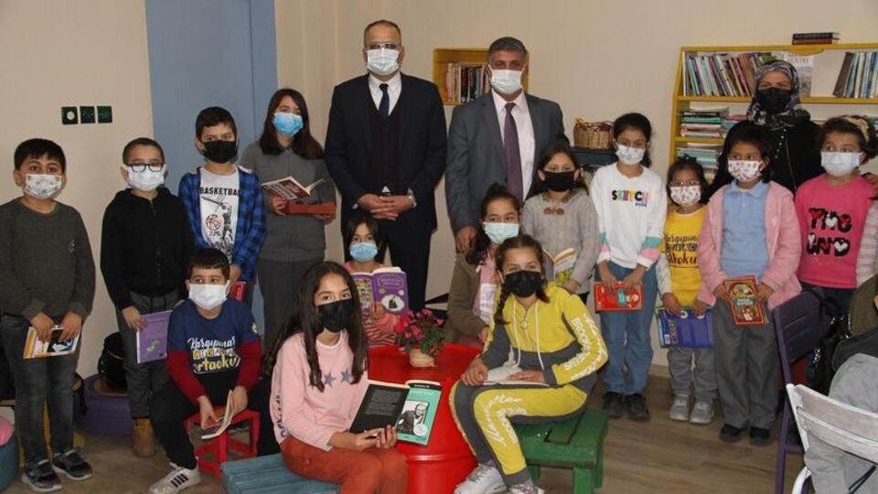 Atık malzemelerden kütüphane kurdular