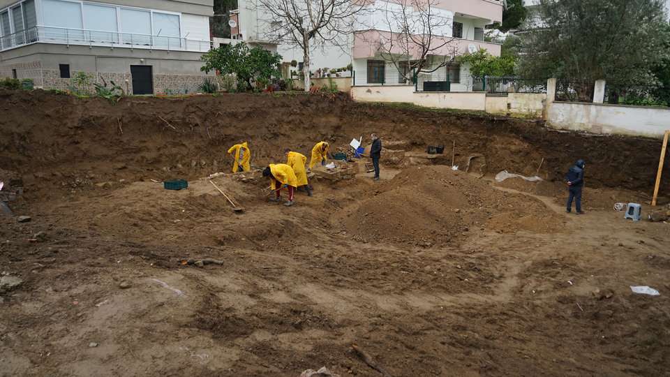 İnşaatın temel kazısında bulundu... Jandarma koruyor