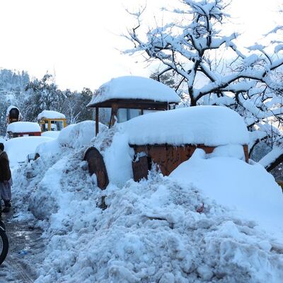 Pakistan'da yoğun kar: 23 kişi donarak öldü!