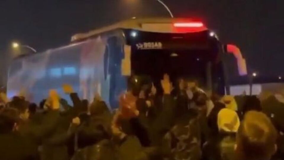 Taraftarlar otobüsün önünü kesti!
