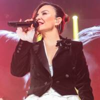 Fatma Turgut şarkılarını binlerce kişi ile söyledi