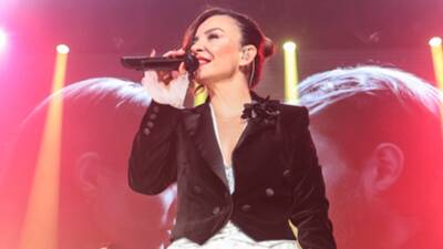 Fatma Turgut şarkılarını binlerce kişi ile söyledi