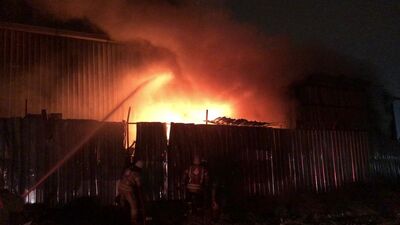 Sancaktepe'de geri dönüşüm deposunda yangın