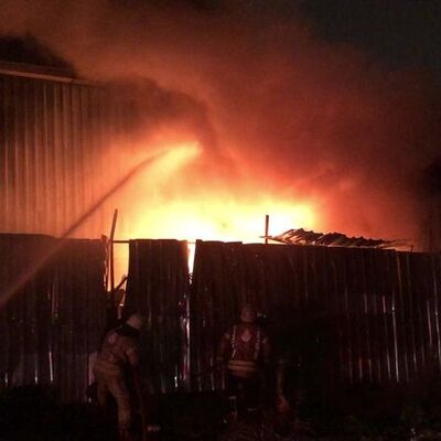 Sancaktepe'de geri dönüşüm deposunda yangın