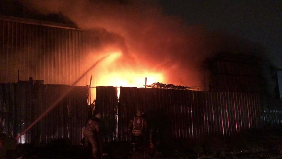 Sancaktepe'de geri dönüşüm deposunda yangın